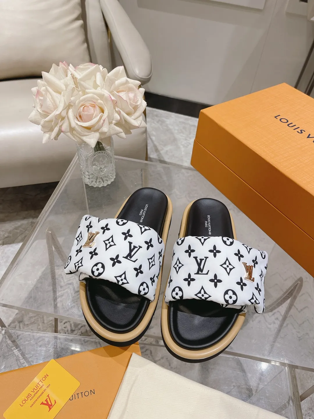 👟👟Ex-factory price 360👟👟 Lvjia brand | ²⁰²5 𝐬𝐬 💛2025 spring and summer latest popular Velcro series...Couple style thick-soled slippers, new rare products at the purchasing level💫 🍒This style is the favorite of celebrities🌟big internet celebrities. A simple and elegant sandal. A good style that you can't take your eyes off at a glance! The thick sole has the effect of increasing the height of the feet. It has the function of elongating the legs immediately. It is exquisite and low-key luxury✔️ No matter it is paired with skirts or trousers, it is super aura🛍 ━━━━━ ЅᏇєєt ━━━━━ ▪️Upper: LV old floral fabric ▪️Outsole: original molded outsole ▪️Shoe size: 35-45